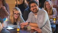 The Big Sick – Emilys Eltern Beth (Holly Hunter) und Terry (Ray Romano) finden Kumails Auftritt sehr unterhaltsam.