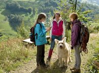 Tiere bis unters Dach – Die Mädchen auf ihrer Bergtour. Greta (Enya Elstner, li.), Celine (Zora Achtnich, re.) und Chiara (Anouk Bödeker, hinten).