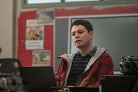 Killing Eve – Kenny (Sean Delaney) hat einen neuen Job als Investigativjournalist beim Kollektiv "Bitter Pill". Doch die Ermittlungen zu den mysteriösen "Zwölf" lässt ihn nicht los.