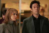 Numb3rs - Die Logik des Verbrechens – Nachdem Investment - Banker Trevor Riley erdrosselt aufgefunden wurde, machen sich Don (Rob Morrow, r.) und Terry (Sabrina Lloyd, l.) dran, den Mörder zu fassen ...
