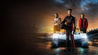 Montagskino im ZDF: Gran Turismo – Mit der Hilfe eines Ex-Profis und eines ambitionierten Managers wird Jann vom Gamer zum realen Profirennfahrer. Von links: Jack Salter (David Harbour), Jann Mardenborough (Archie Madekwe) und Danny Moore (Orlando Bloom)