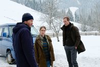 Der Bergdoktor – Die Stimmung am Gruberhof ist angespannt, da tauchen Nina (Sina Tkotsch, M.) und Heiko (Stephan Kampwirth, r.) auf und wollen endlich die Wahrheit erfahren. Kann Hans (Heiko Ruprecht, l.) ihnen behilflich sein?