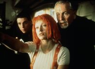 Das fünfte Element – L-R: David (Charlie Creed-Miles), Leeloo (Milla Jovovich), Cornelius (Ian Holm)