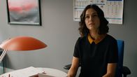 Parlament – Zeyneb (Soma Pysall) hört Samy zu, der sie aushorchen möchte.