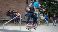 Die Pfefferkörner – Yanis (Tom Philipp) auf dem Skateboard.