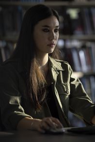 Crazy Fun Park – Violetta (Hannah Ogawa) in der Bibliothek.