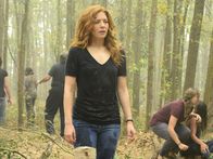 Under the Dome – Julia (Rachelle LeFevre) versucht zu verstehen, wie das Leben für die anderen weitergehen konnte, obwohl sie eigentlich in den Kokons gefangen waren ...