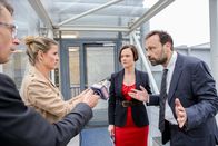 Tatort – Firmenchef Paul Mitteregger (Gerald Votava) wird in Gegenwart der Pressesprecherin des Konzerns (Julia Schranz) von einer Journalistin (Doris Hindinger) zum Unfallhergang interviewt.