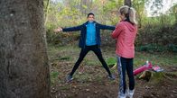 Sturm der Liebe – Yvonne (Tanja Lanäus, r.) spielt sich beim gemeinsamen Sport an Ulrike (Genoveva Mayer, l.) heran.