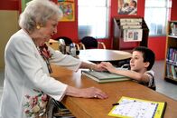 The Middle – Die Bibliothekarin Mrs. Nethercott (Betty White, l.) hat es auf Brick (Atticus Shaffer, r.) abgesehen, weil der bei ganzen 31 Bücher die Leihfrist überzogen hat ...