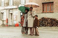 Ein Dorf sieht schwarz – L-R: Sivi (Médina Diarra), Anne Zantoko (Aïssa Maïga), Seyolo Zantoko (Marc Zinga), Kamini Zantoko (Bayron Lebli)