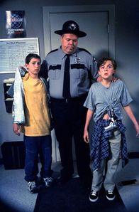 Malcolm mittendrin – L-R: Reese (Justin Berfield), Officer Karl (Joel McKinnon Miller), Malcolm (Frankie Muniz)