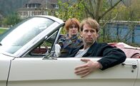 Endstation Glück – Von ganz neuer Abenteuerlust beseelt, hat Luise (Barbara de Koy) Joe (Tillbert Strahl) für ein paar Tage in die Bahnhofs-WG eingeladen.