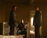 Castle – Während Beckett nicht in der Stadt ist, wird Castle (Nathan Fillion, r.) in den neusten Fall von Detective Slaughter (Adam Baldwin, l.) verwickelt. Dabei spielt Clint (Wade Allain-Marcus, M.) eine Schlüsselrolle ...