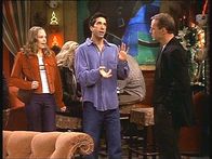 Friends – Paul (Bruce Willis, r.) versteht nicht, was Ross (David Schwimmer, M.) von seiner Tochter Elizabeth (Alexandra Holden, l.) will.