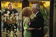 Two and a Half Men – Berta (Conchata Ferrell, l.) hat eine besondere Überraschung für Evelyn (Holland Taylor, M.) und Teddy (Robert Wagner, r.) ...