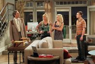 Two and a Half Men – Ein ganz besonderes Zusammentreffen: Jake (Angus T. Jones, r.), seine Ex-Freundin Tammy (Jaime Pressly, 2.v.l.), seine Freundin Ashley (Emily Osment, 2.v.r.) und deren Ex-Freund Jerry (Scott Bakula, l.) ...
