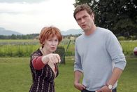 Die Rosenheim-Cops – Evi Perlacher (Barbara de Koy) schildert Rosenheim-Cop Christian Lind (Tom Mikulla) die schrecklichen Ereignisse der letzten Nacht.