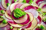 Zu Tisch ... – Kleine Weihnachtsbäume: Romanesco-Röschen dienen als Deko auf dem Gemüse-Carpaccio.