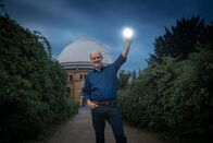 Terra X: Faszination Universum – Es ist groß, schwer und gefräßig- das gewaltigste Monster in unserem Universum. Doch niemand weiß, was in seinem Inneren passiert. Harald Lesch begibt sich in den Sog des Schwarzen Lochs.