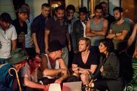 Alibi.com – Wegen eines "geborgten" Tieres sind Grégory (Philippe Lacheau, 2.v. vorne r.) und Cynthia (Nawell Madani, vorne r.) bei einem kleinen Zirkus in Ungnade gefallen.