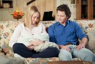 Young Sheldon – Mandy McAllister (Emily Osment, l.); Georgie Cooper (Montana Jordan, r.)