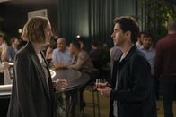Hacks – Ava (Hannah Einbinder) arbeitet nun als erfolgreiche Autorin in der TV-Branche in L.A. Als sie von Jimmy (Paul W. Downs) erfährt, dass ihre ehemalige Chefin Deborah vor Ort ist, erfasst sie Panik. Ihre Zusammenarbeit mit der legendären Comedy-Diva (Jean Smart) ist zwar ein Jahr her, hat aber viele Wunden hinterlassen.
