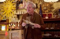 Paddington 2 – Mr. Gruber (Jim Broadbent) hat in seinem Antiquitätengeschäft wahre Schätze. Als er hört, dass Paddington ein Pop Up Buch aus seinem Laden geklaut haben soll, ist er fassungslos: So etwas macht doch Paddington nicht!