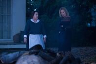 American Horror Story – Während Fiona (Jessica Lange, r.) sich einen Machtkampf mit Myrtle liefert, muss sich Madame Delphine LaLaurie (Kathy Bates, l.) den Geistern ihrer Vergangenheit stellen ...