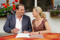 Die Rosenheim-Cops – Marie Hofer (Karin Thaler, r.) und Kommissar Prantl (Andreas Giebel, l.) verständigen sich über den Mietvertrag.
