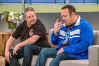 Kevin Can Wait – (v.li.) Gary Valentine (Kyle Gable), Kevin James (Kevin Gable).