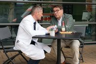 In aller Freundschaft – Dr. Bruno Herzog (Albrecht Ganskopf, re.) erzählt seinem alten Freund Dr. Rolf Kaminski (Udo Schenk, li.), dass die letzten Jahre ganz anders verlaufen sind, als er Rolf weismachen wollte.