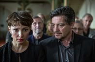 Unterm Birnbaum – Ursel (Julia Koschitz, li.) und Abel Hradschek (Fritz Karl, re.) in der Kirche: Sie verbindet ein dunkles Geheimnis.