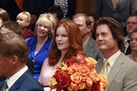 Desperate Housewives – Bree (Marcia Cross, 2.v.r.) und Orson (Kyle MacLachlan, r.) kehren aus der Schweiz zurück, um Gabrielles Märchenhochzeit mitzufeiern ...