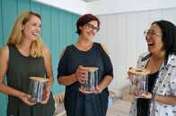 Shia Su for Future – WDR Fernsehen SHIA SU FOR FUTURE, "Folge 3 Was wir wegwerfen" Uhr. Shia Su (r) besucht Besitzerin Nina Rositzke (l) und ihre Schwester Susanne Uggiano-Rositzke auf der Baustelle ihres neuen Unverpacktladens in Leverkusen.
