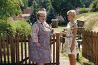 Alles Klara – Klara (Wolke Hegenbarth, r.) erfährt von Frau Kausch (Ulrike Bliefert, l.), dass ihr Mann eine Waffe besitzt, eine alte "Walther".
