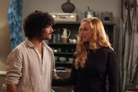 Castle – Für Alexis (Molly C. Quinn, r.) ist die Entscheidung, mit Pi (Myko Olivier, l.) zusammenzuziehen, gefallen ...