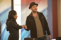 Scorpion – Wird es Toby (Eddie Kaye Thomas, r.) gelingen, die Nachrichtendienst Mitarbeiterin Sandy (Lovlee Carroll, l.) von sich zu überzeugen, um somit genügend Zeit für seine Kollegen herauszuschlagen, damit diese ungestört nach einem Hacker suchen können?
