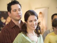 In aller Freundschaft – Dr. Brentano (Thomas Koch) begleitet Dr. Eichhorn (Cheryl Shepard) zu einem geburtsvorbereitenden Kurs, um ihr dort zur Seite zu stehen.