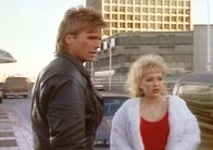 MacGyver – MacGyver (Richard Dean Anderson, l.) und Crystal (Holly Fields, r.) beobachten den Zuhälter Snakeskin.