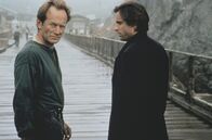 Jennifer 8 – Freddy Ross (Lance Henriksen, l.) ist der einzige, der an John Berlins (Andy Garcia, r.) Serienkiller-Theorie glaubt.