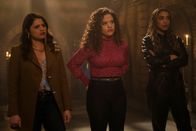 Charmed – (v.l.n.r.) Mel Vera (Melonie Diaz); Maggie Vera (Sarah Jeffery); Mikaela (Lucy Barrett)