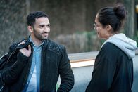 Contra – Mo (Hassan Akkouch), Naima (Nilam Farooq).