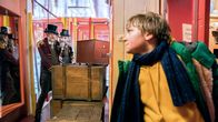 Unheimlich perfekte Freunde – Frido (Luis Vorbach) versteckt sich hinter dem Schrank, während der Spiegelkabinettbesitzer (Butz Buse) eine Kiste verschiebt.