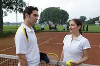 Sechserpack – Das hat sich frau doch immer gewünscht, oder? Einen sportlichen Traumtypen, der auch mal Gefühle zeigen kann. Oder doch nicht? Vom Macho zum Frauen-Versteher und zurück! (Thomas M. Held, l. und Shirin Soraya, r.)