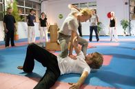 Akte Ex – ARD HEITER BIS TÖDLICH - AKTE EX II. Staffel (8 neue Folgen), Folge 10 "Ohne Spritze"50 Uhr im Ersten. Kristina Katzer (Isabell Gerschke, l.) will in der Kampfsportschule in Weimar ihre Kung-Fu-Kenntnisse auffrischen. Ihr Trainer Alexander Rick (Mathis Landwehr, r.) ist schwer beeindruckt von seiner neuen Schülerin.