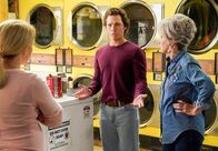 Young Sheldon – (v.l.n.r.) Mandy (Emily Osment); Georgie Cooper (Montana Jordan); Connie "Meemaw" Tucker (Annie Potts)