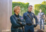 9-1-1 Notruf L.A. – Lucy Donato (Arielle Kebbel, l.); Bobby Nash (Peter Krause, r.)