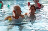 Rentnercops – Undercover: Edwin Bremer (Tilo Prückner, l.) und Günter Hoffmann (Wolfgang Winkler, lr.) bei der Wassergymnastik in der Reha-Klinik.