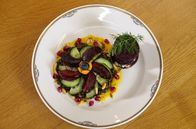 Kochs anders – Christines Hauptgericht: Rote Bete-Türmchen mit Pilz-Ziegen-Schafskäse-Füllung, dazu Linsensalat mit Gemüse, Obst sowie Zutaten und Gewürze aus aller Welt.